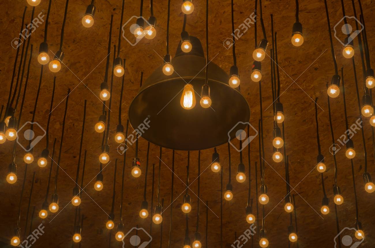 レストランでモダンな照明電球装飾 の写真素材 画像素材 Image