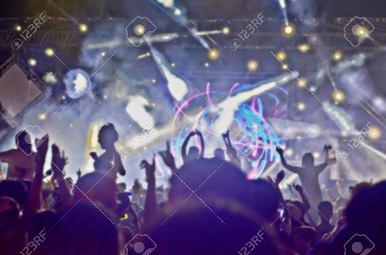 背景の夜のクラブで踊るぼやけた連中 の写真素材 画像素材 Image 背景の夜のクラブで踊るぼやけた連中 の写真素材 画像素材 Image