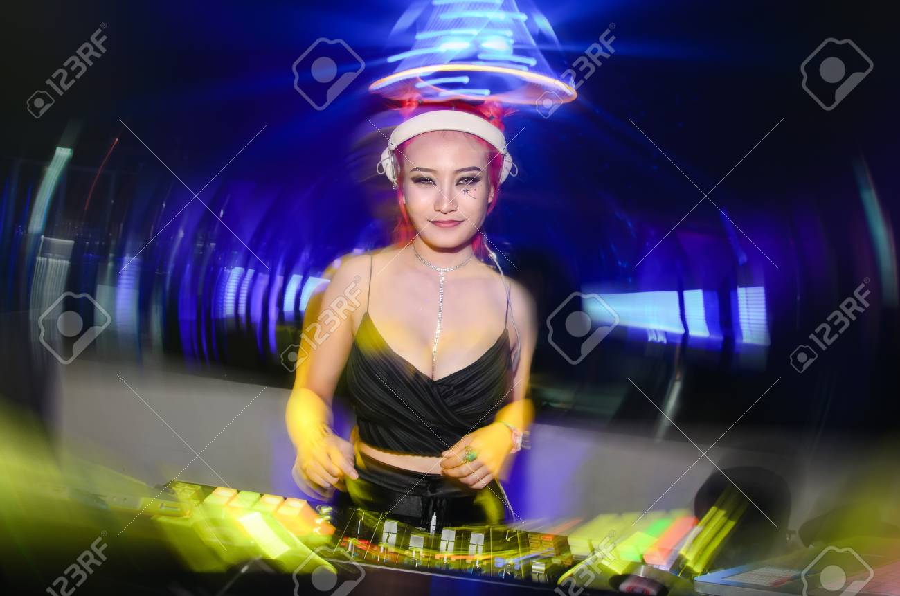 吸血鬼の女性 Dj ハロウィーンの女性の肖像画 美しさセクシーな吸血鬼 Girl Vampire メイク ファッション アート デザイン クラブ パーティーでの女性 Dj のぼかしスロー シンクロ フラッシュのテクニックは 動きを感じです の写真素材 画像素材 Image