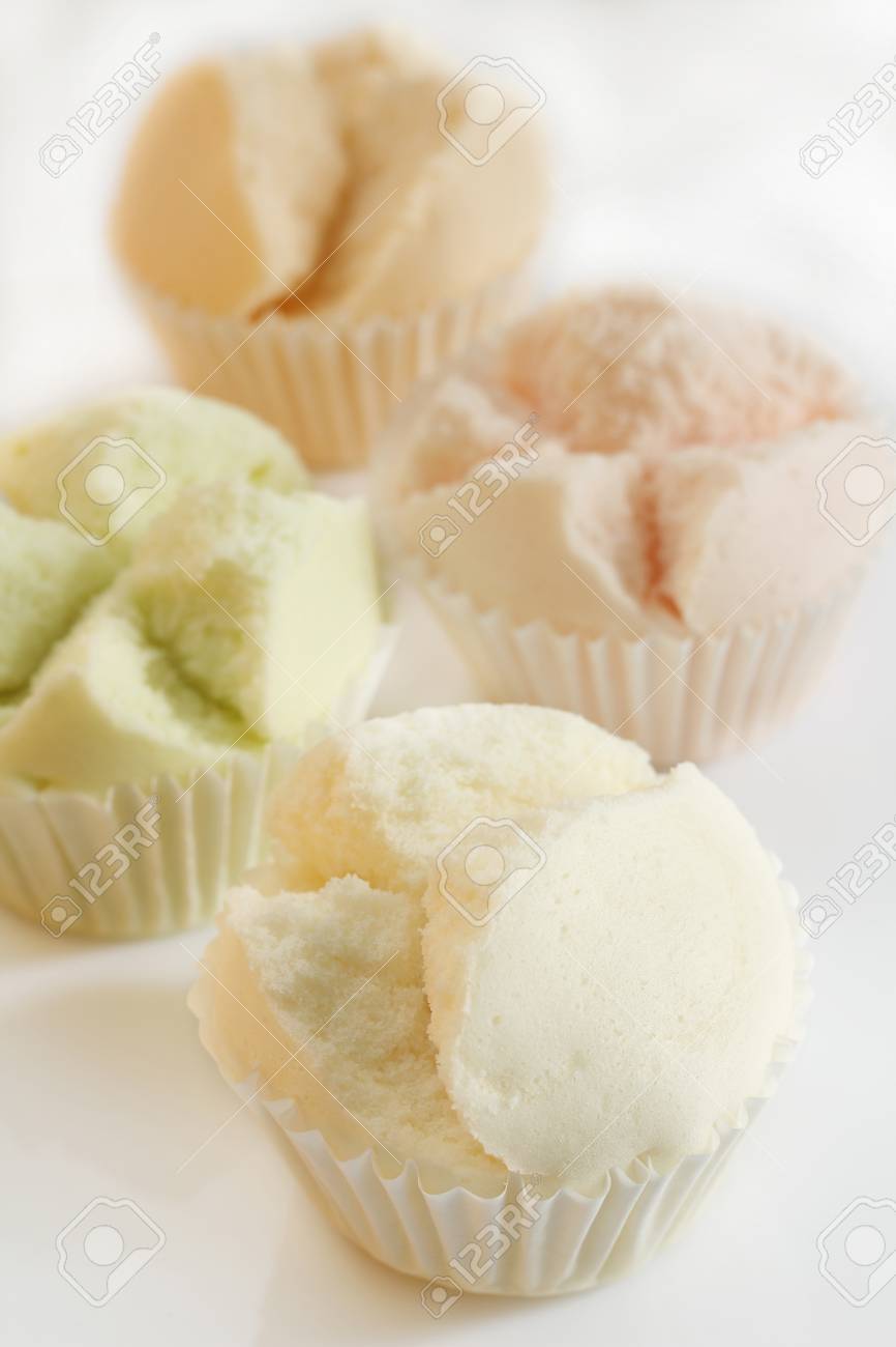 Thai Gateau Eponge Dans Une Boite En Plastique Est Le Dessert Manger Avec Le Nom De Cafe Est Sa Li Banque D Images Et Photos Libres De Droits Image