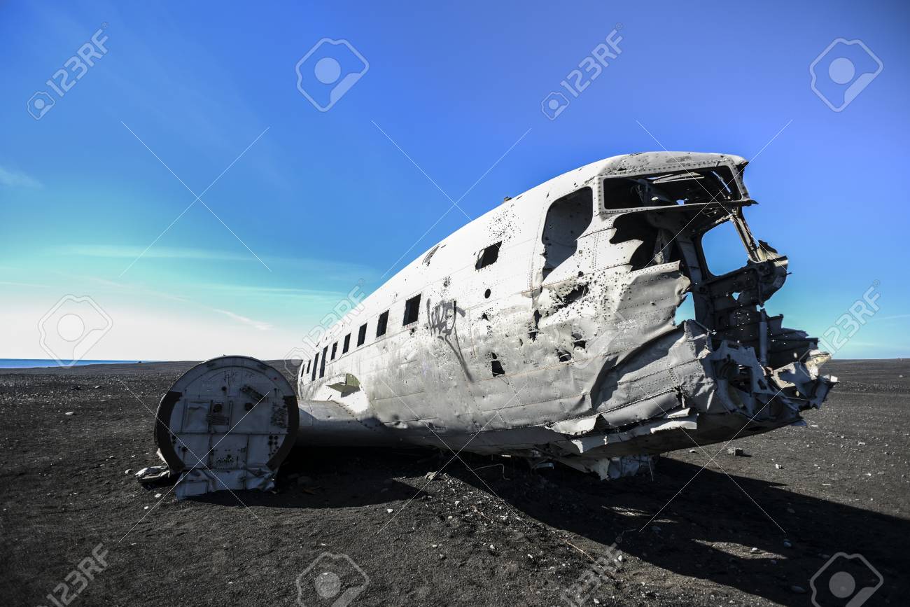 アイスランドの海岸 観光オフ漂流物を飛行機が墜落しました の写真素材 画像素材 Image