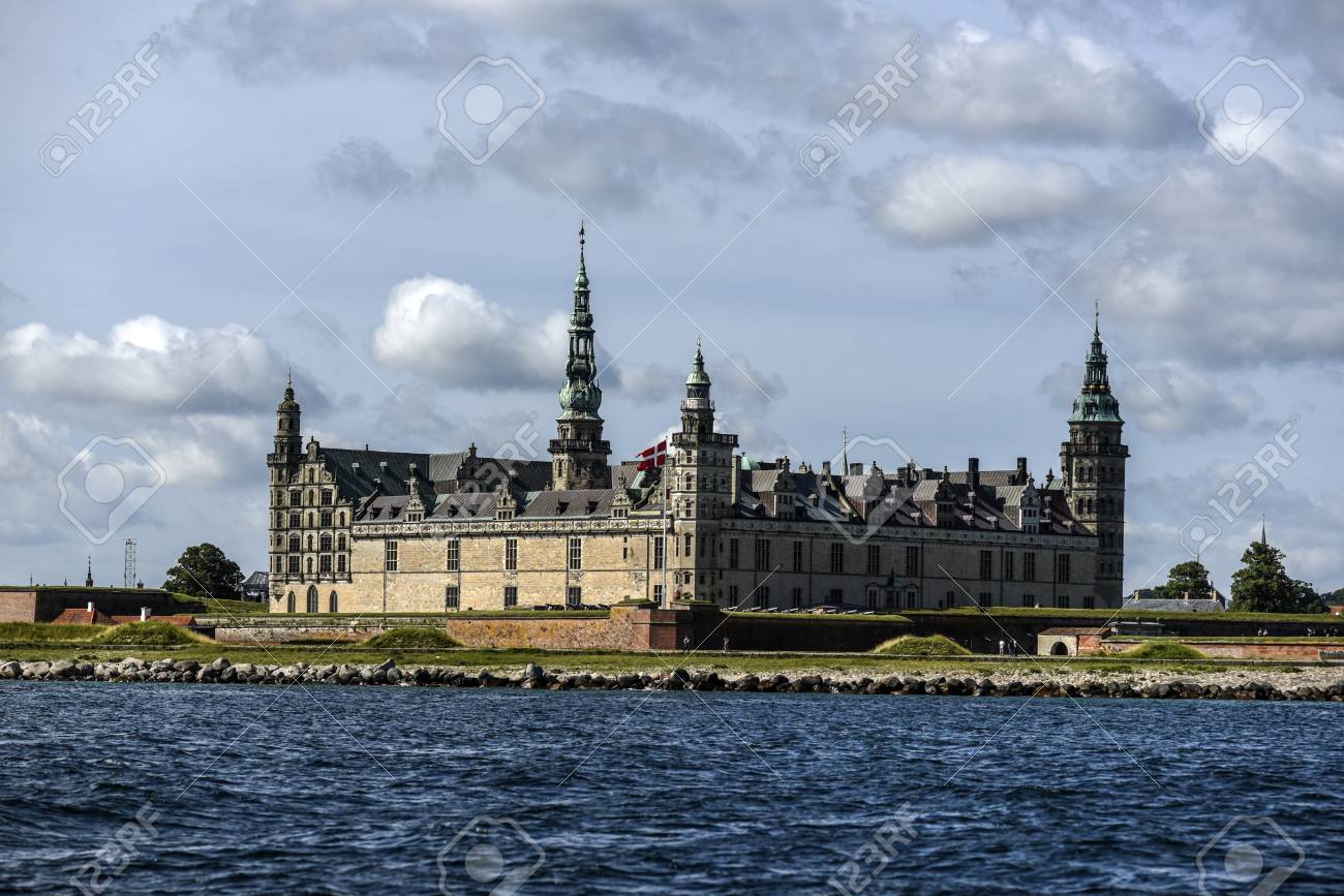 Castillo De Kronborg En Dinamarca Vista Desde El Agua Dia Soleado De Verano Fotos Retratos Imagenes Y Fotografia De Archivo Libres De Derecho Image 1186