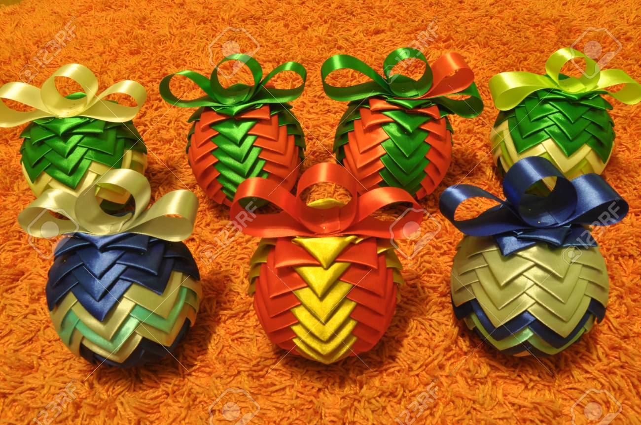 Decorazioni Natalizie Con Nastri.Immagini Stock Decorazioni Natalizie Natale Vigilia Di Natale Ornamenti Di Natale Con Nastro Di Raso Image 68446929