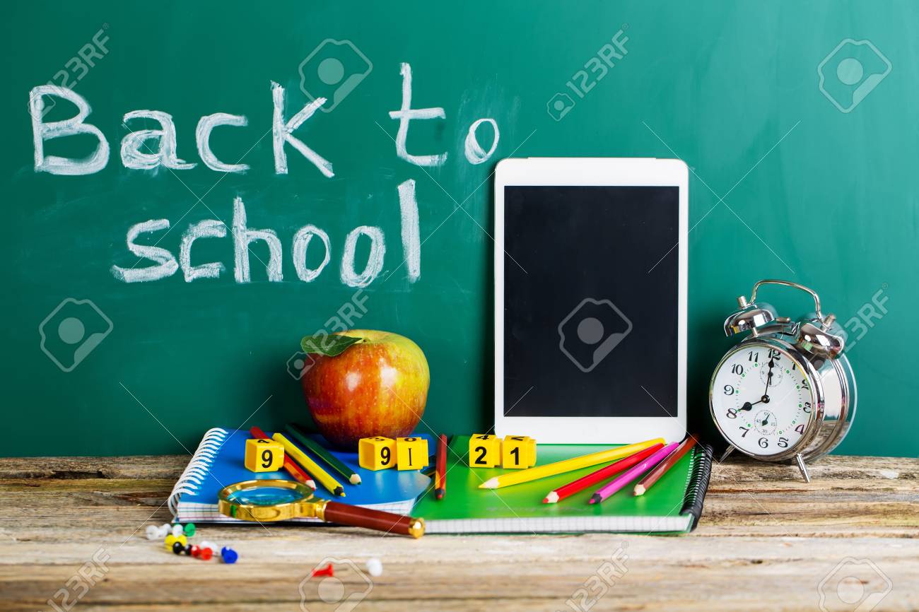 タブレットpcと異なる小学生と学生がアクセサリーを勉強します 学校の概念に戻る の写真素材 画像素材 Image