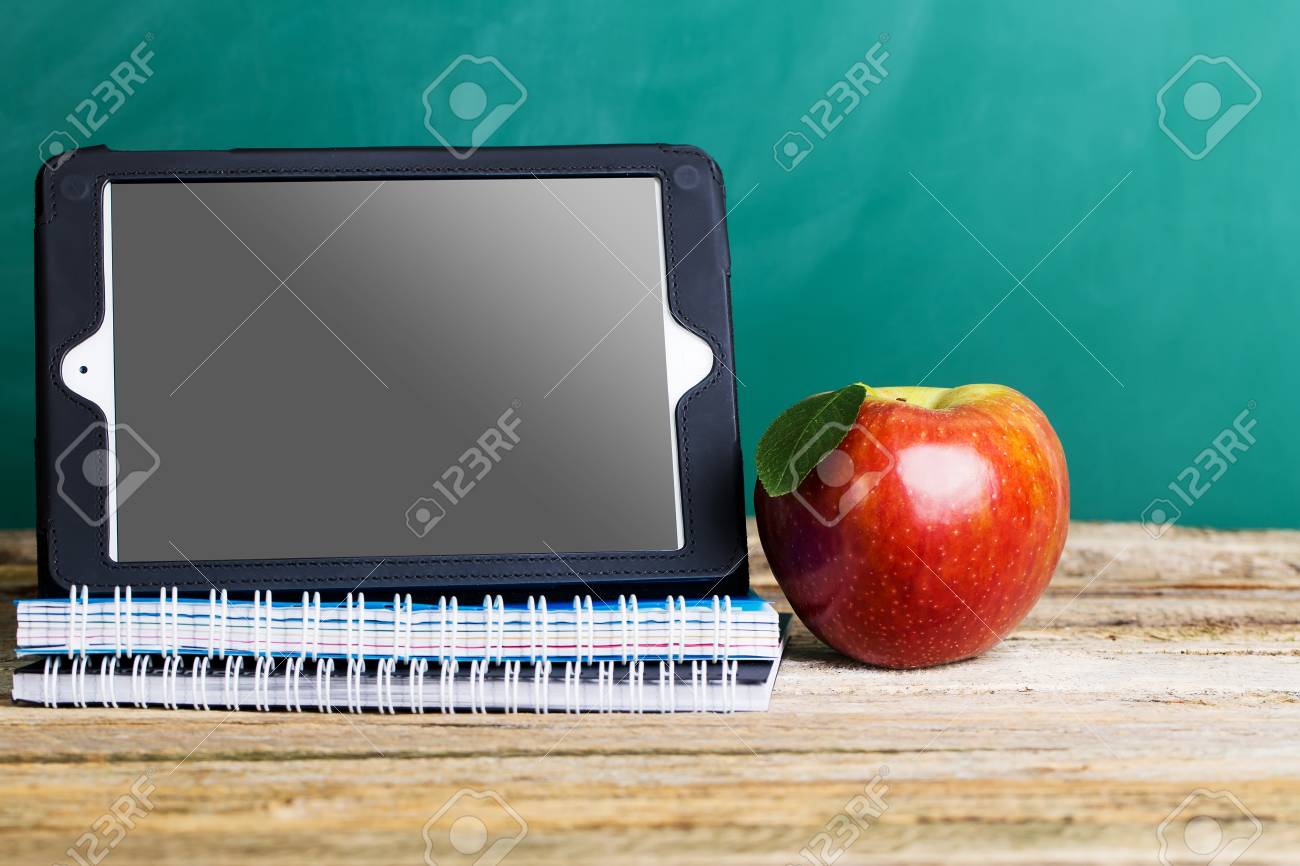 タブレットpcと異なる小学生と学生がアクセサリーを勉強します 学校の概念に戻る の写真素材 画像素材 Image