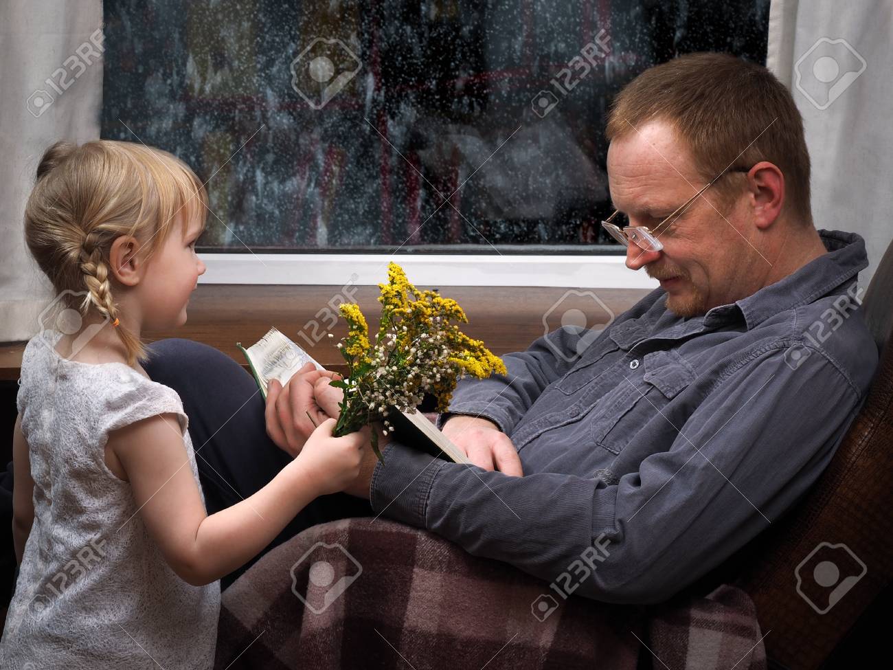 отец дарит дочери. отец дарит дочери. сын дарит маме цветы. мужчина дарит цветы маме. цветок пап.