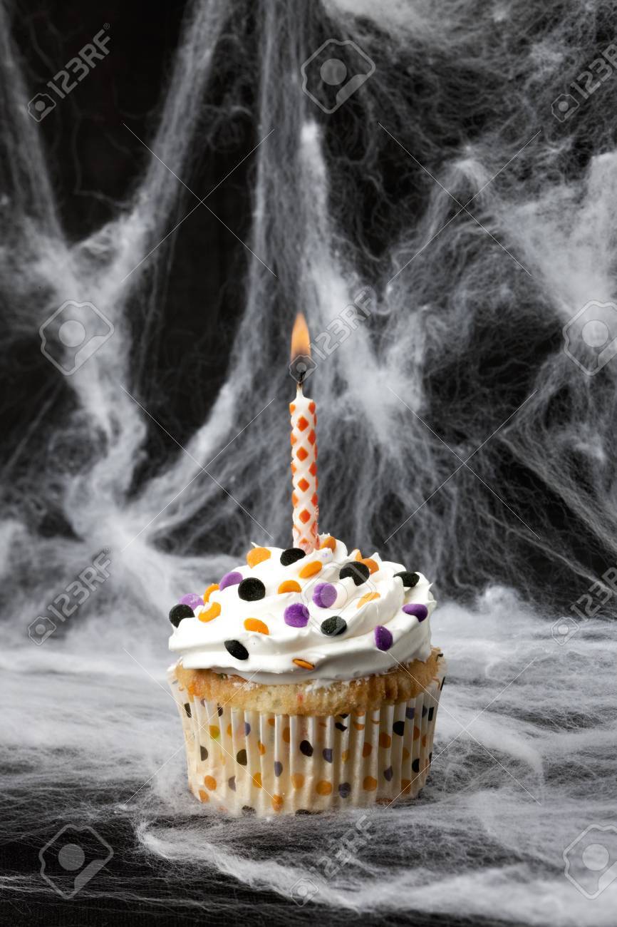 Halloween Gateau Isole Sur Un Fond Chair De Poule Banque D Images Et Photos Libres De Droits Image Halloween Gateau Isole Sur Un Fond Chair De Poule Banque D Images Et Photos Libres De Droits Image