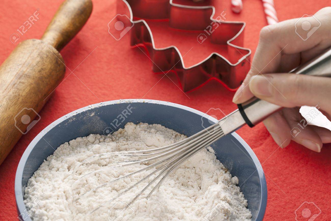 麺棒とバック グラウンドでクッキー カッターでプラスチック製のボウルに小麦粉を混合する人間の手の詳細な画像 の写真素材 画像素材 Image 麺棒とバック グラウンドでクッキー カッターでプラスチック製のボウルに小麦粉を混合する人間の手の詳細な画像 の写真素材 画像素材 Image