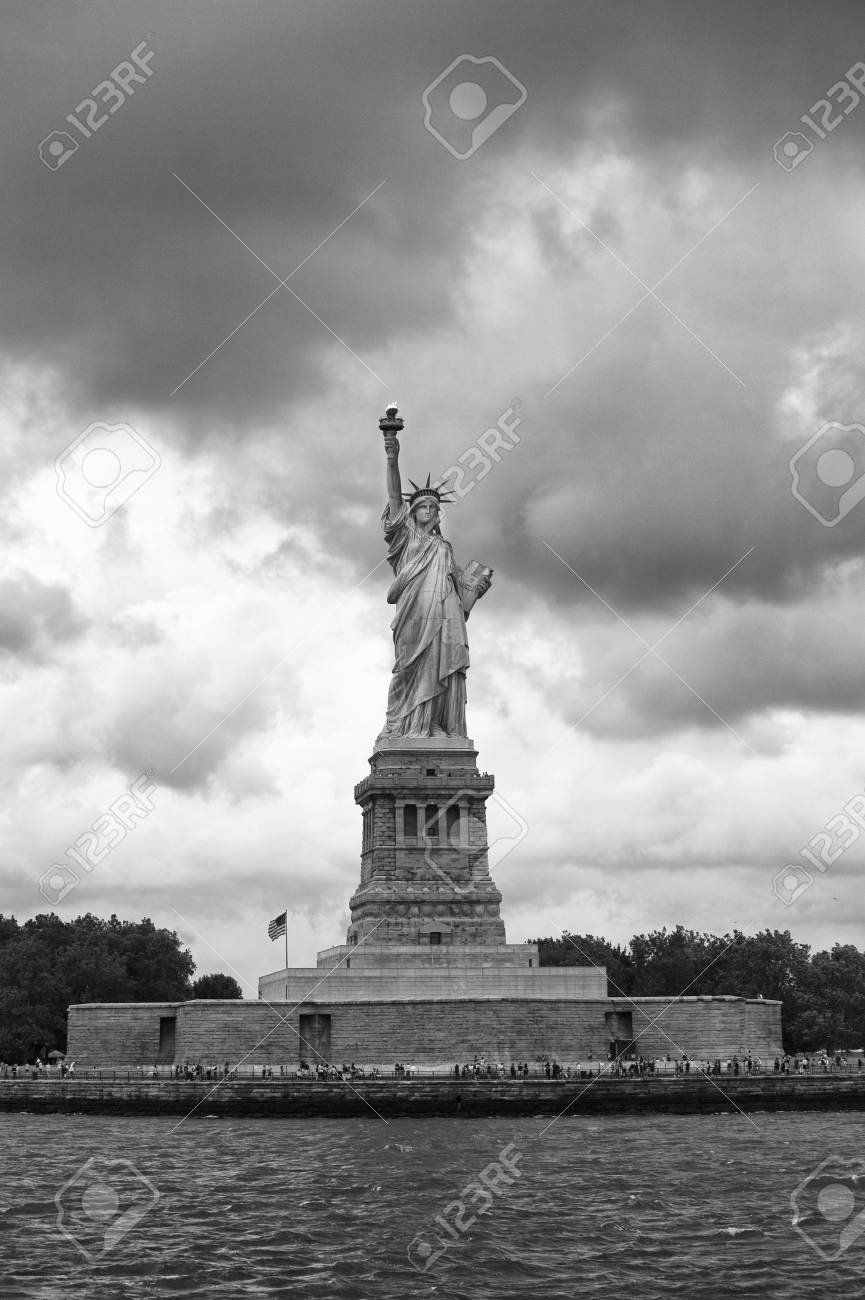 嵐の雲に対して自由の女神像の黒と白のイメージ の写真素材 画像素材 Image