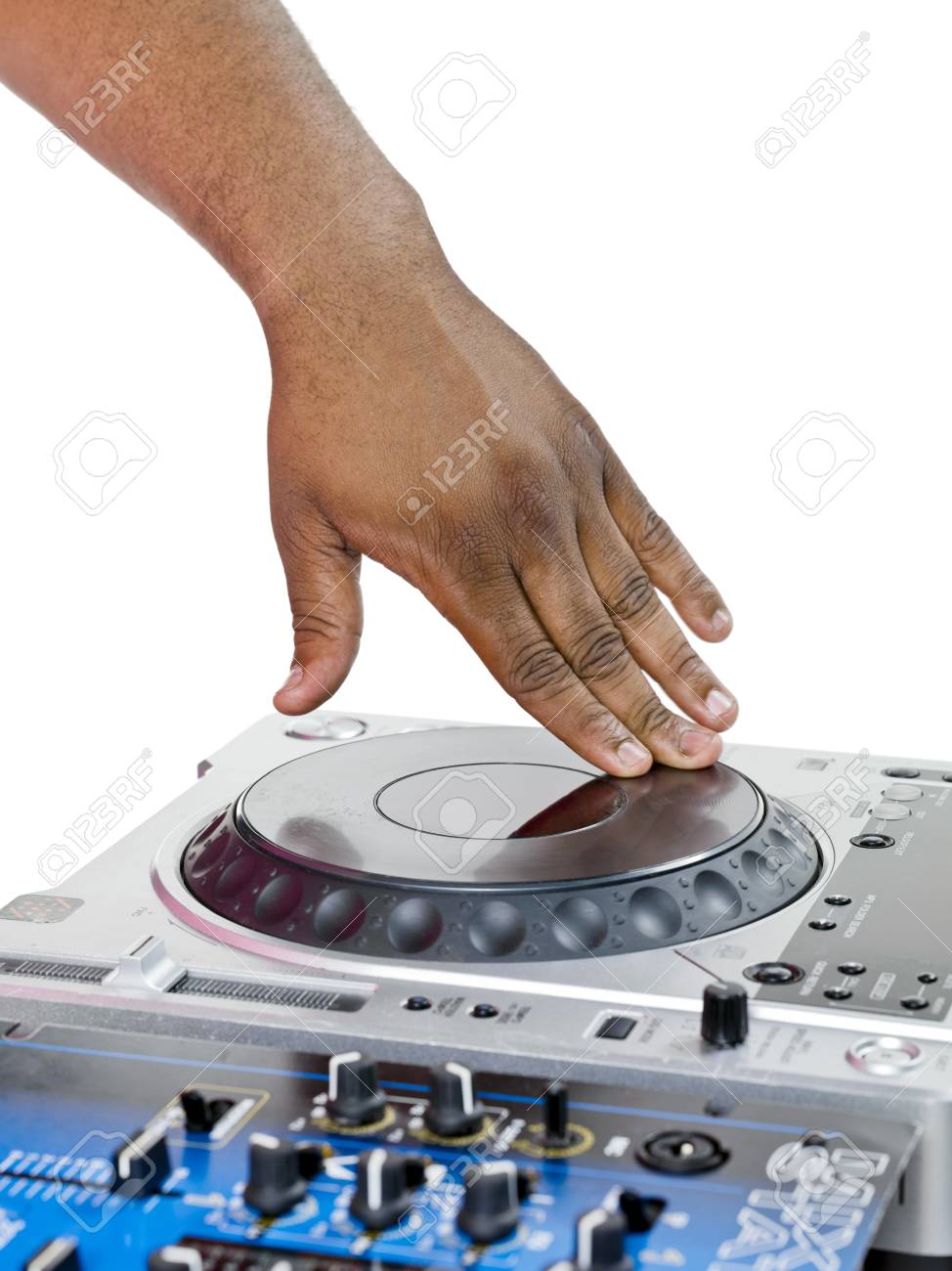 白で隔離ターン テーブルにビニールをスクラッチ Dj の手 の写真素材 画像素材 Image