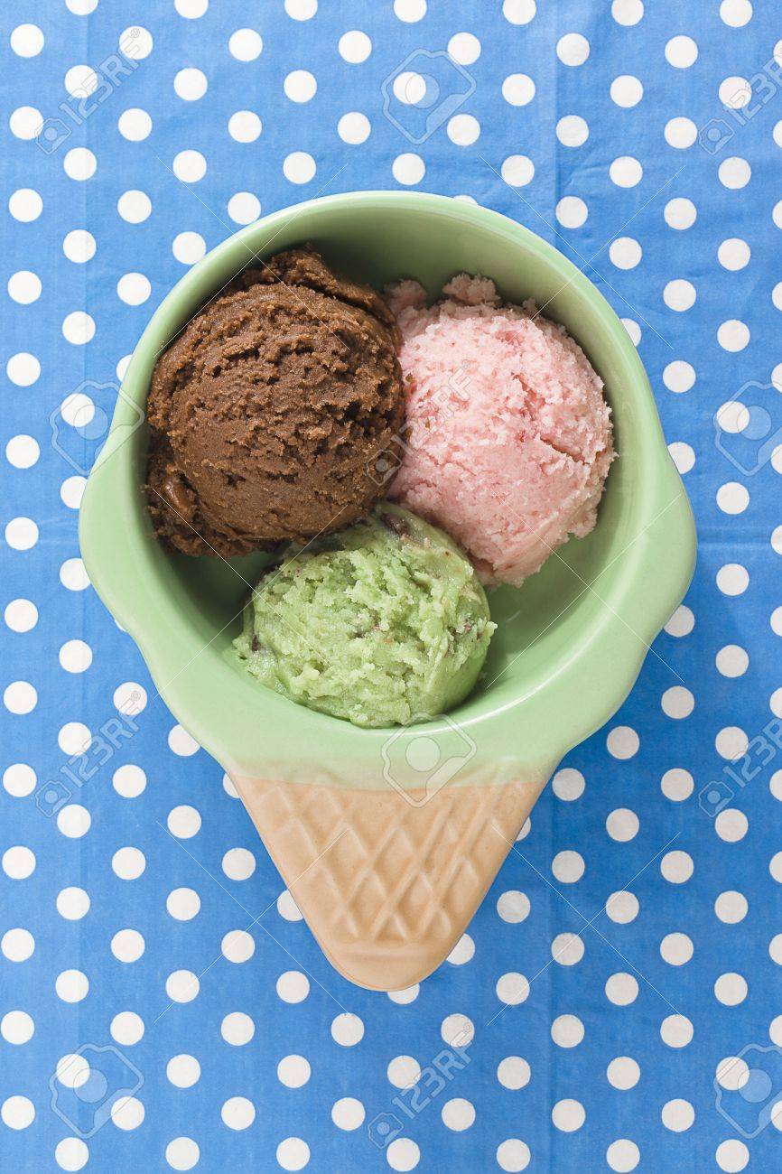 チョコレート ミント イチゴ味のアイス クリーム コーンの垂直方向の画像 の写真素材 画像素材 Image 20050316