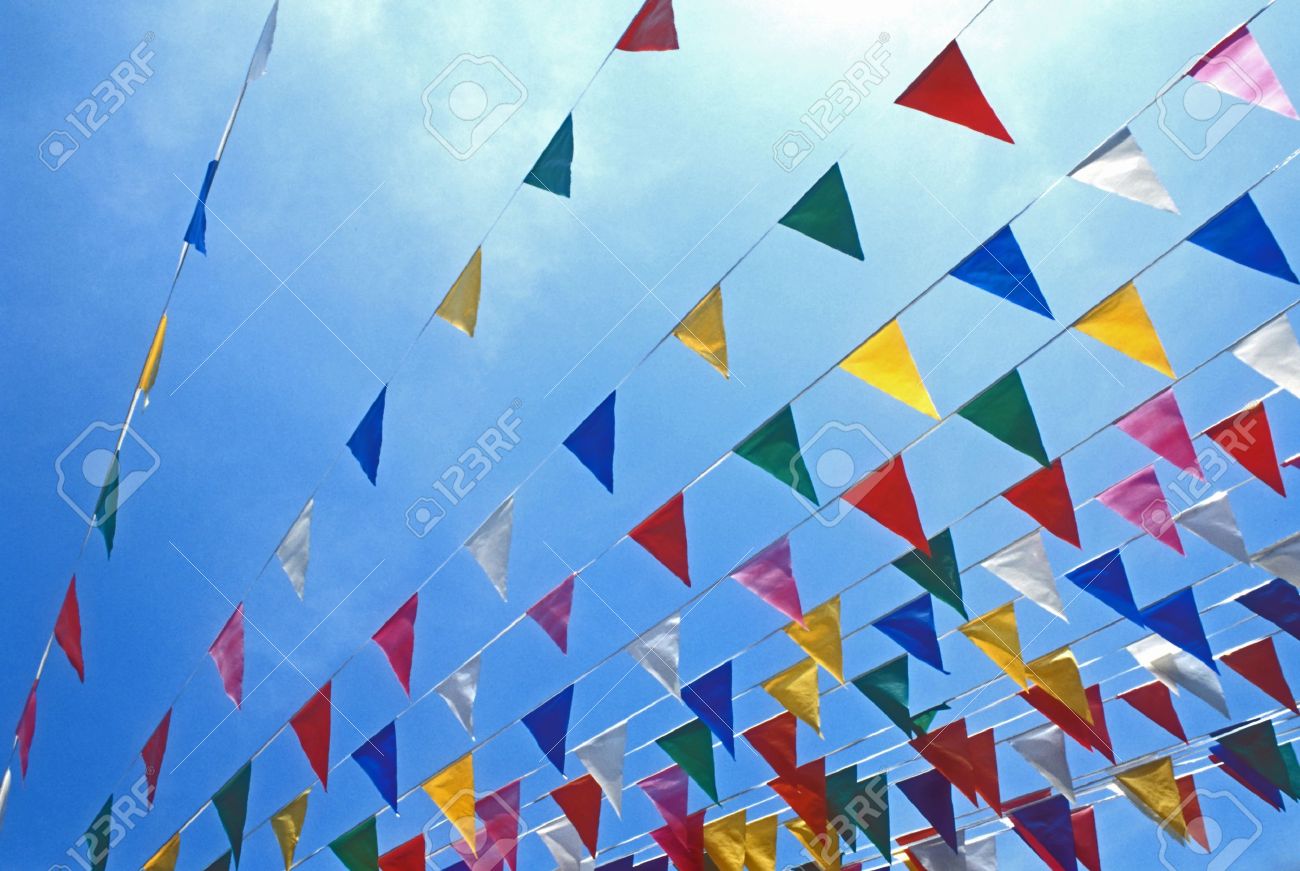 Exciting Drapeaux Colorés Remplir Le Ciel Dété Avec Un Arc En Ciel De Rouge Blanc Rose Bleu Jaune Et Vert