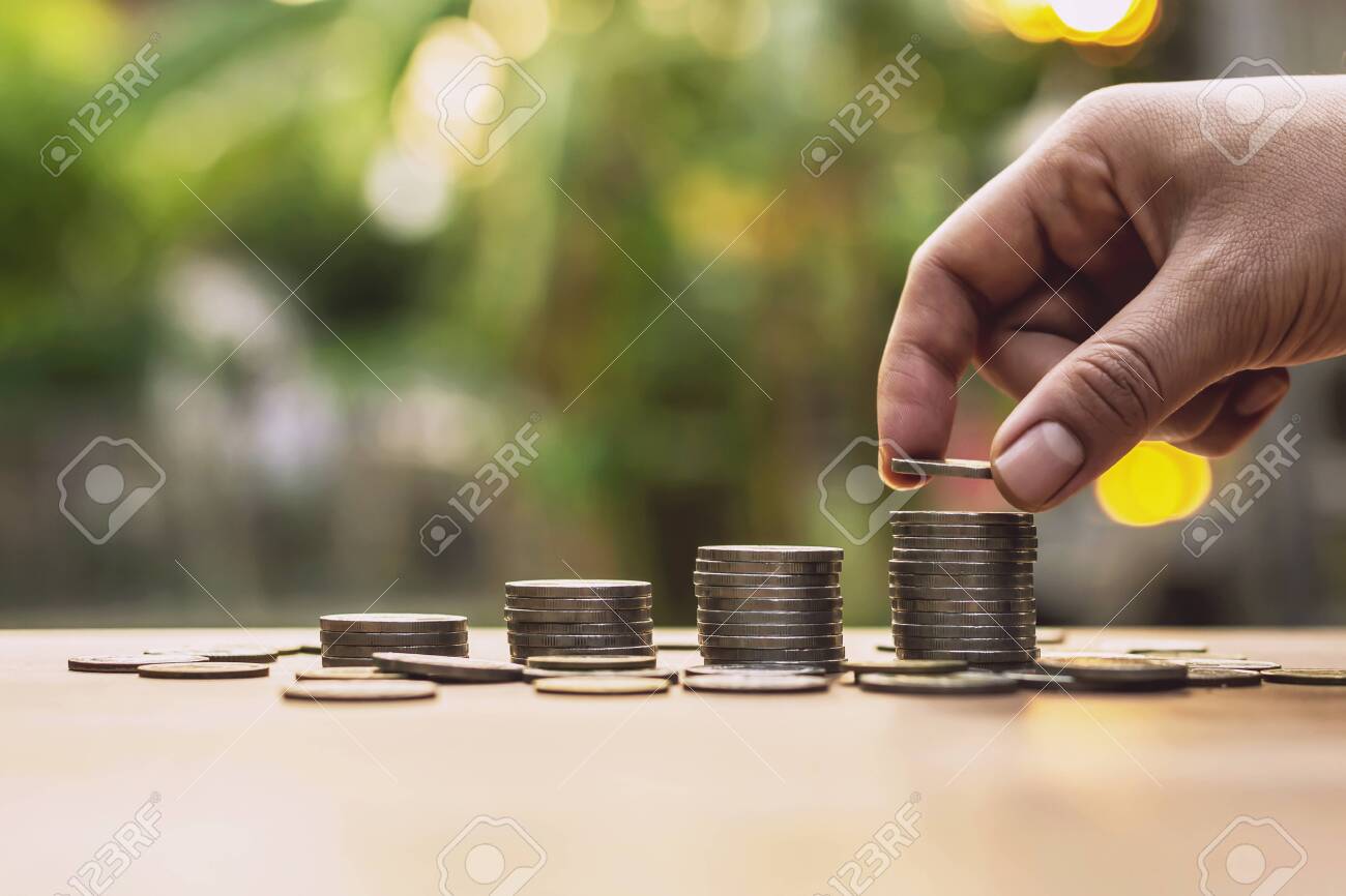 コインをステップ投資コンセプトとして配置し、成長ビジネスを救うの写真素材・画像素材 Image 146785036