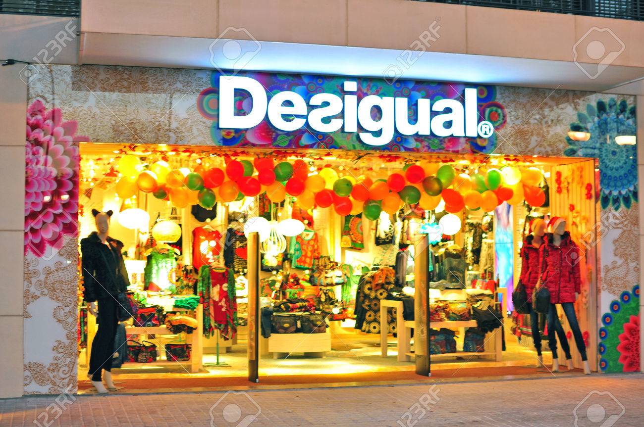 BARCELONA, ESPAÑA 06 De Diciembre: Desigual Tienda De Ropa Desigual | Fruugo España