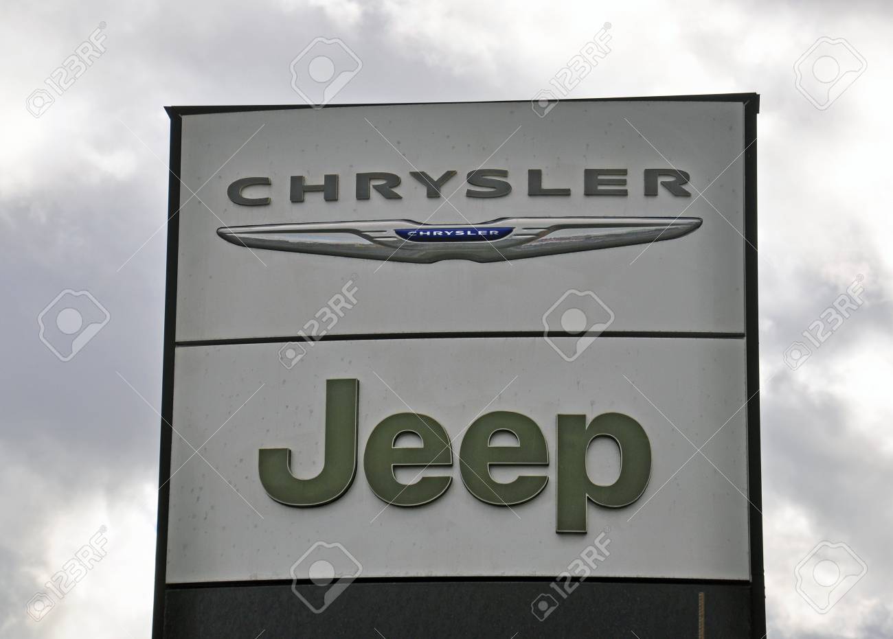 モスクワ ロシア連邦 15 年 10 月 10 日 15 年 10 月 10 日のロゴタイプのジープとクライスラーの企業 ジープと クライスラーは アメリカの自動車メーカーです の写真素材 画像素材 Image