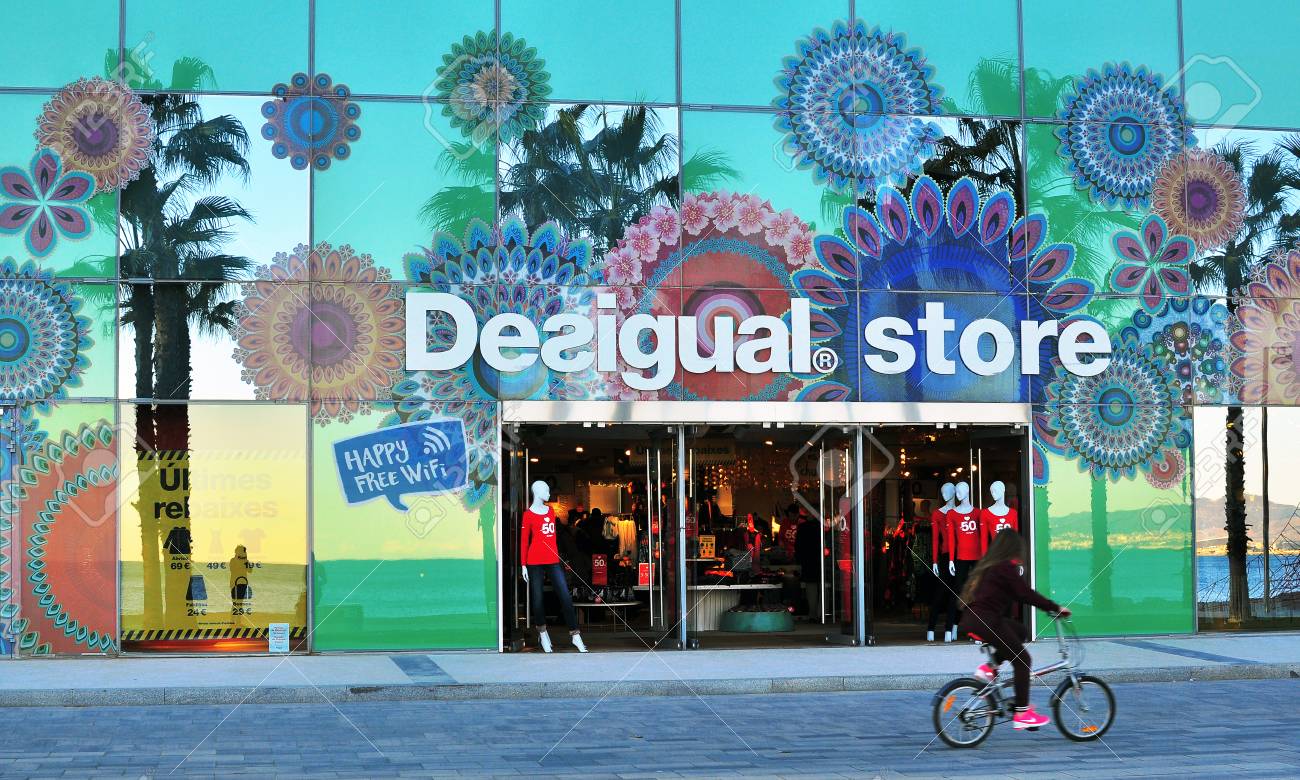 BARCELONA, ESPAÑA 1 de febrero: tienda de Desigual en la Desigual | Fruugo España