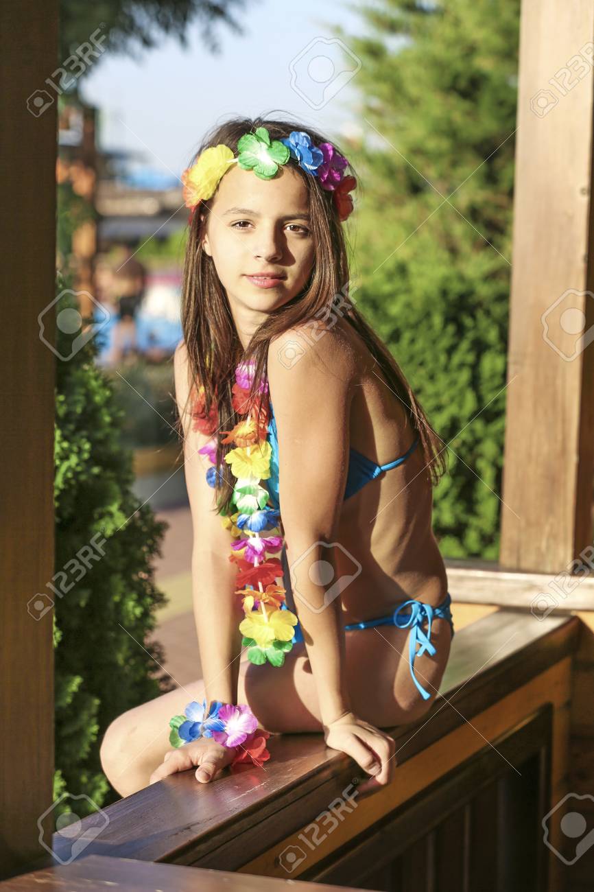 ハワイ服装の美しい若い女性 の写真素材 画像素材 Image