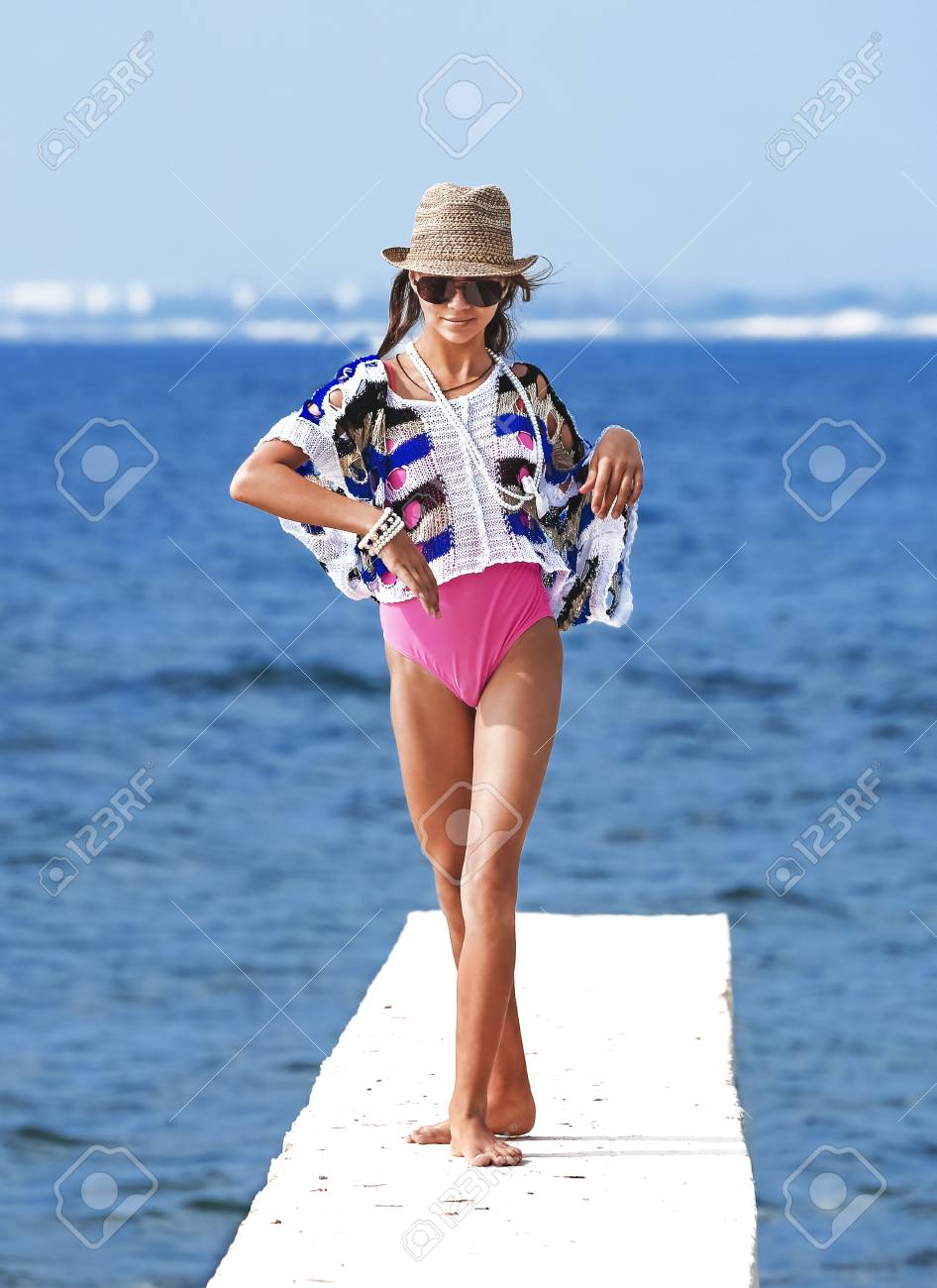 桟橋にかわいい若いスレンダーな女の子。の写真素材・画像素材 Image 94277294