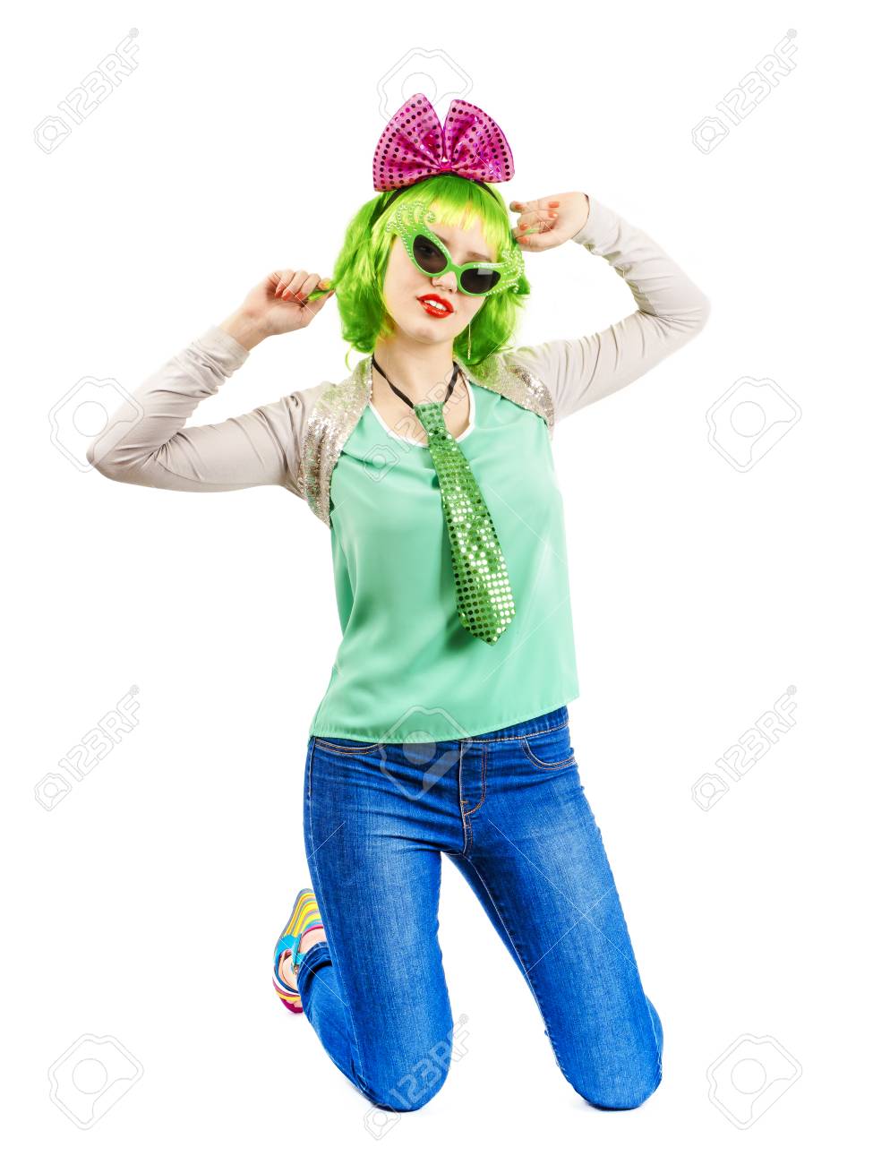パーティーのポーズ ひざまずく 白で孤立した明るいイメージの魅力的な若い女の子 の写真素材 画像素材 Image