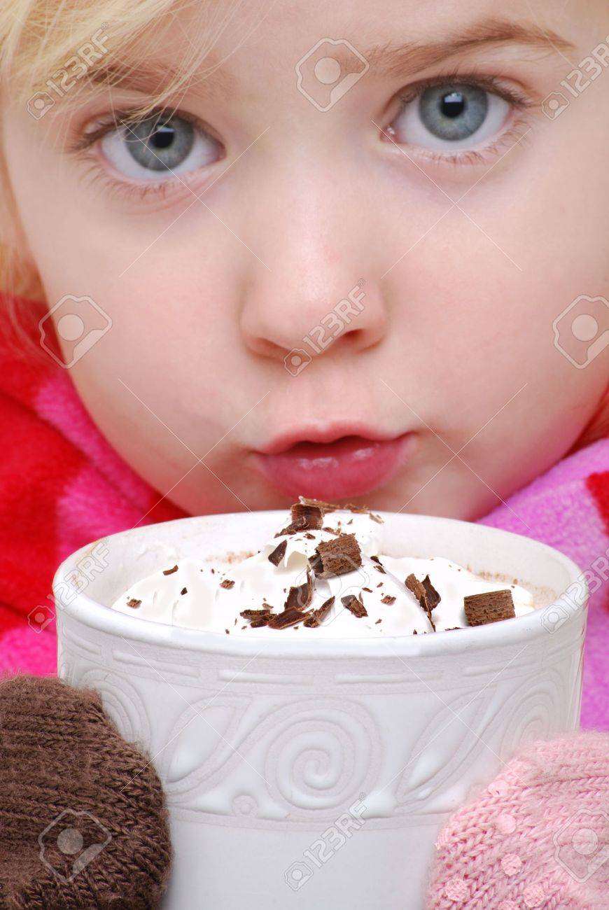 ホット チョコレートを飲む女の子のクローズ アップ の写真素材 画像素材 Image 8157528