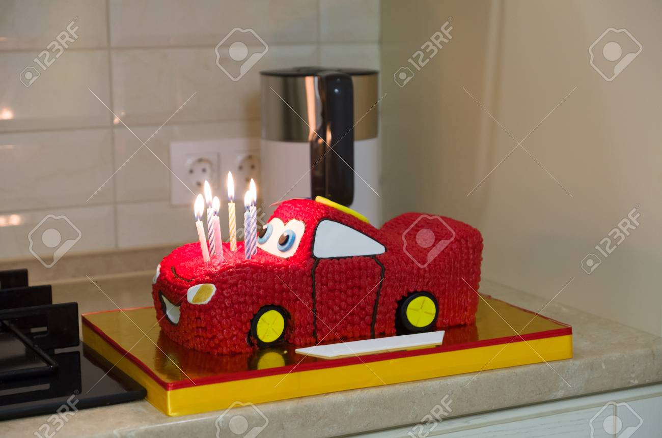 Gateau D Anniversaire Fait Sous La Forme D Une Voiture De Sport Avec Des Bougies Banque D Images Et Photos Libres De Droits Image Gateau D Anniversaire Fait Sous La Forme D Une Voiture De Sport Avec Des Bougies Banque D Images Et Photos Libres De Droits Image
