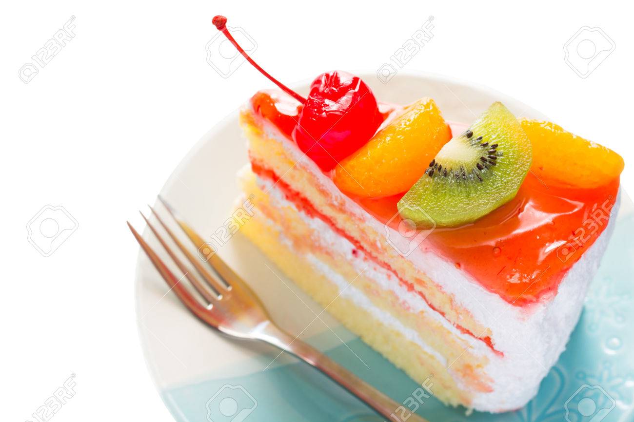 フルーツ ケーキ バニラの美味しいケーキのホイップ クリームとウッドの背景の上に料理のミントとチェリーで飾られたフルーツをトッピングします の写真素材 画像素材 Image