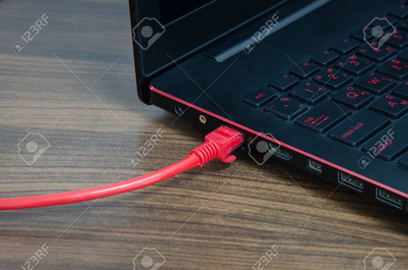 Verbinden Sie Lan Internet Kabel Mit Schwarzer Laptop Computer Auf Holztisch Lizenzfreie Fotos Bilder Und Stock Fotografie Image