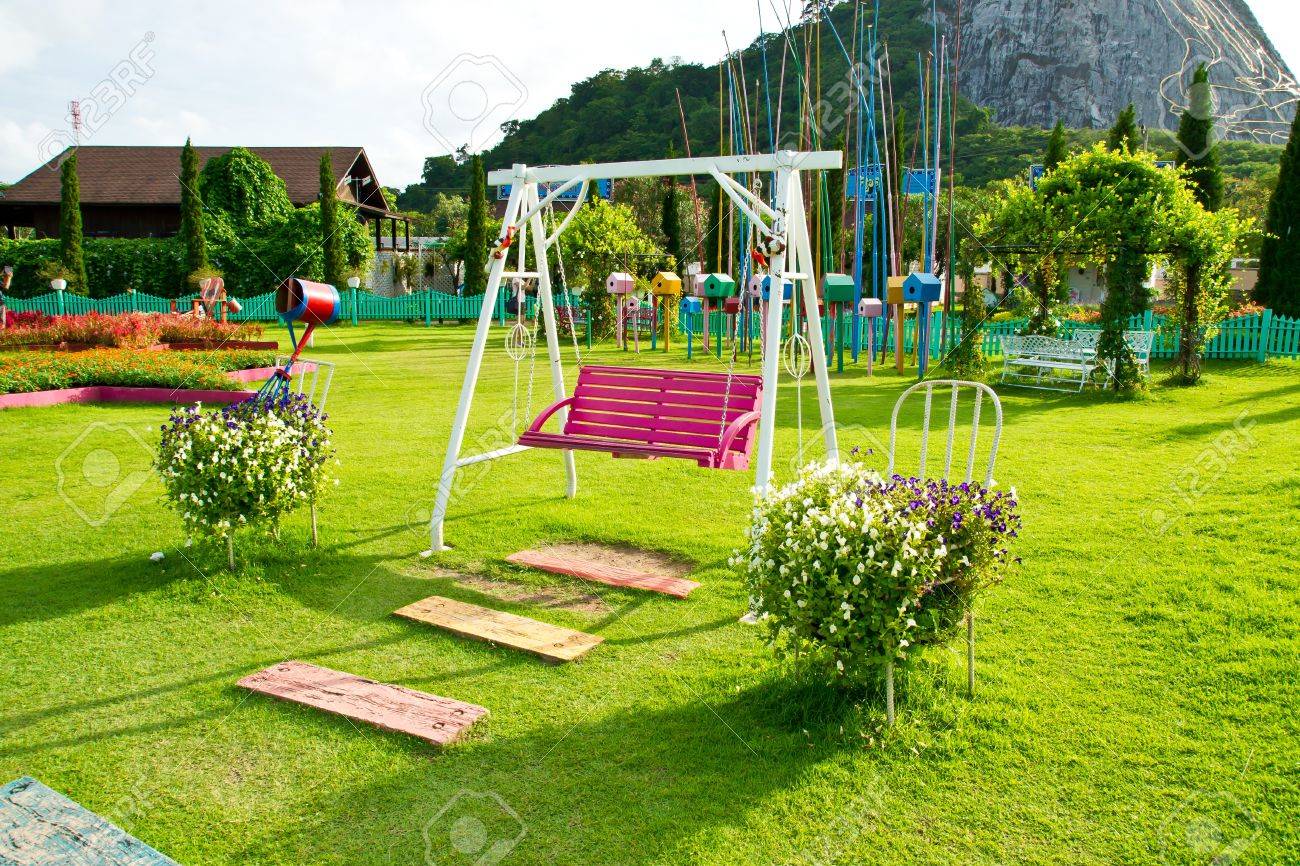 Holz Schaukel In Den Grunen Garten Lizenzfreie Fotos Bilder Und Stock Fotografie Image 15420738
