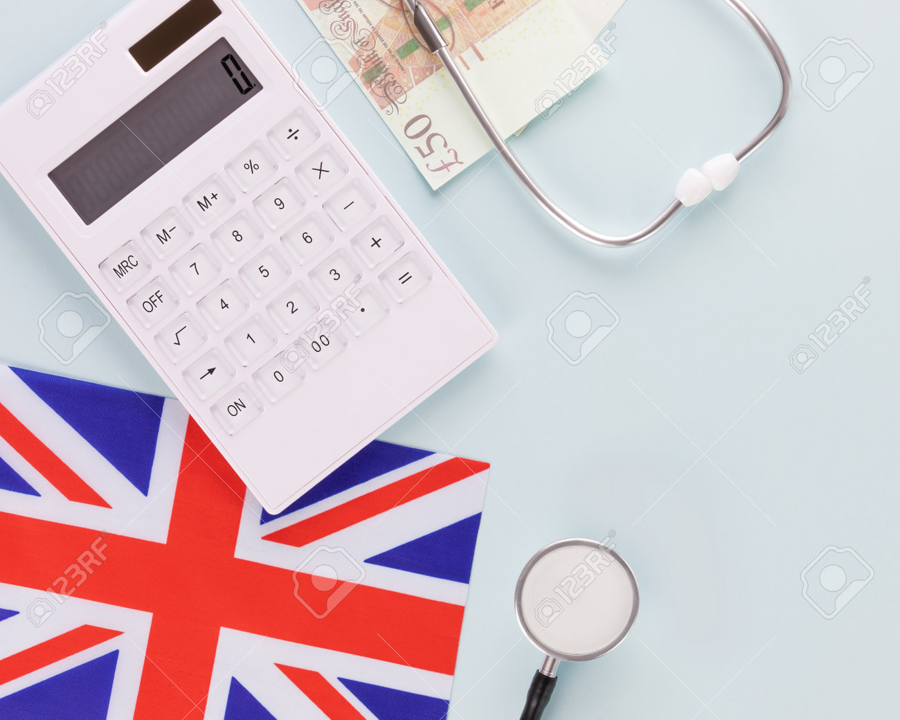 영국의 의료 보험. 계산기, 청진기, 영국 국기 및 파란색 배경에 파운드. 영국의 치료 및 의료 로열티 무료 사진, 그림, 이미지  그리고 스톡포토그래피. Image 188909452
