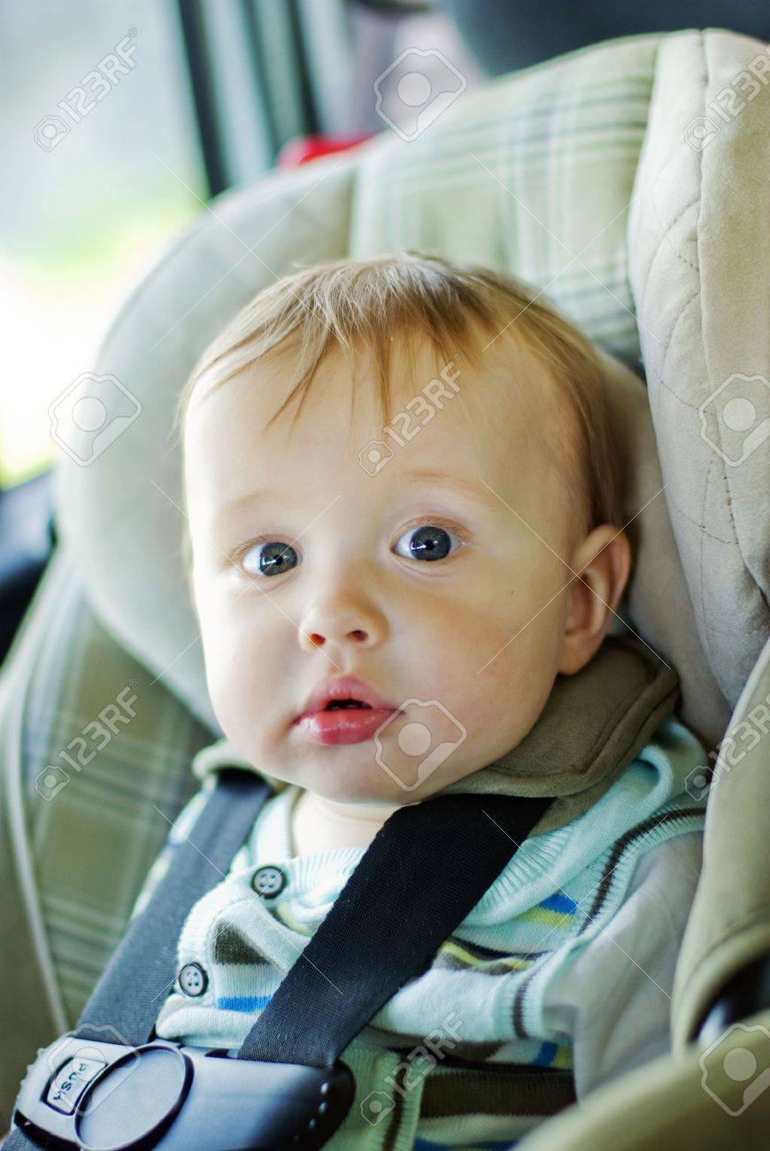 車の中で安全椅子に赤ちゃん の写真素材 画像素材 Image