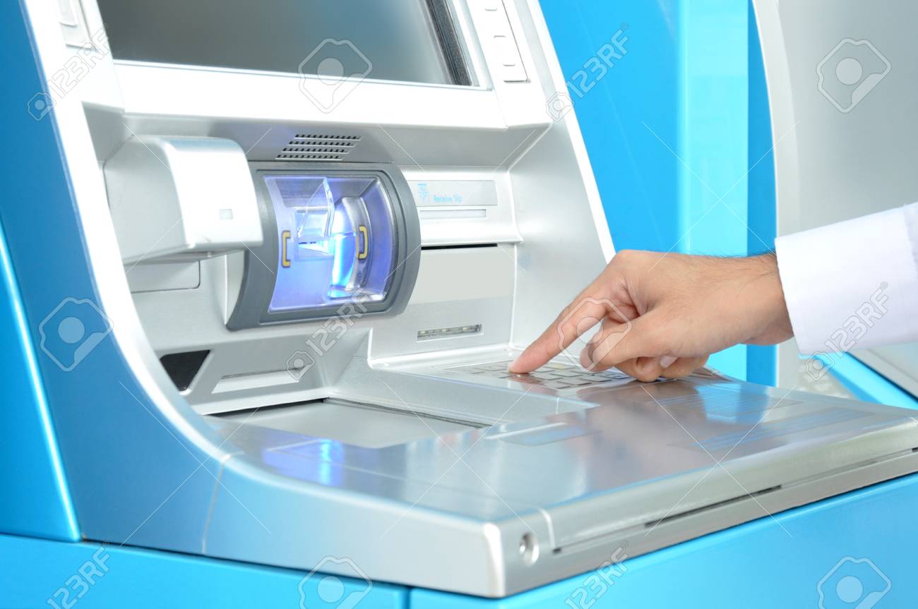 Atm 現金自動預け払い機 のキーパッドで押すと手で の写真素材 画像素材 Image