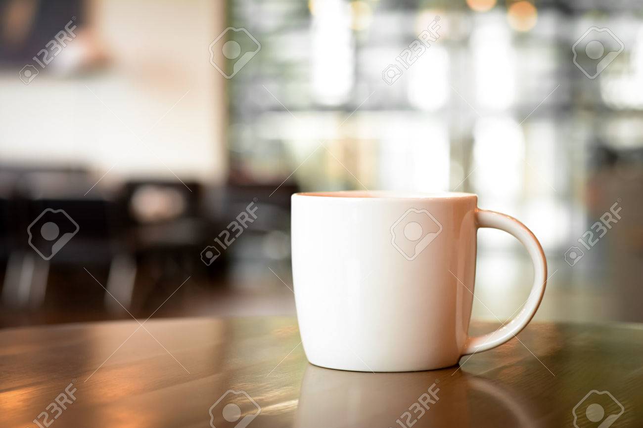 喫茶店のテーブルの上のコーヒー カップは 背景をぼかし の写真素材 画像素材 Image