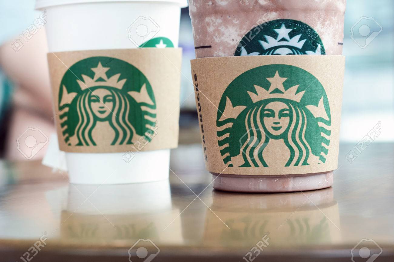 스타 벅스 커피 컵과 스타 벅스 커피 숍의 테이블에 초콜릿 프라페. 스타 벅스 브랜드는 미국에서 전 세계의 커피 체인입니다. 로열티  무료 사진, 그림, 이미지 그리고 스톡포토그래피. Image 43484575