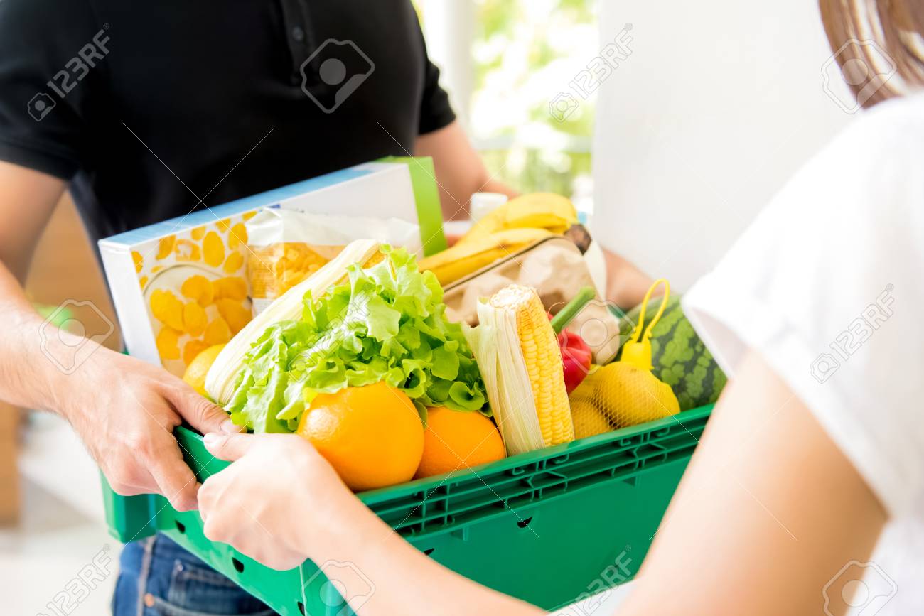 Hombre De Salida Que Entrega Alimentos A Una Mujer En Su Casa Concepto De Servicio De Compras En Linea Fotos Retratos Imagenes Y Fotografia De Archivo Libres De Derecho Image 80899893