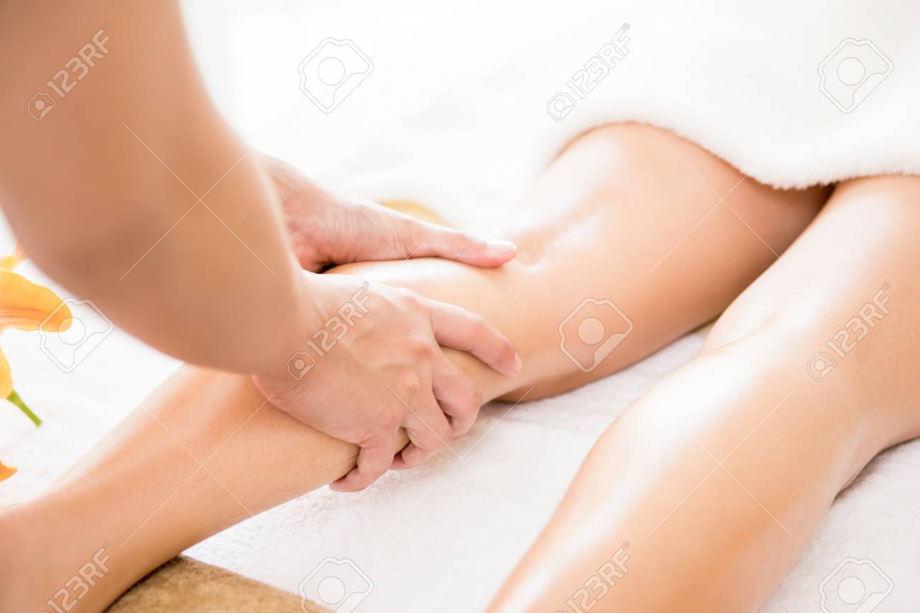 beaucoup de choix de prix de gros 100% d'origine Thérapeute professionnel donnant un massage relaxant des jambes à l'huile thaïlandaise à une femme dans un spa beaucoup de choix de prix de gros 100% d'origine Thérapeute professionnel donnant un massage relaxant des jambes à l'huile thaïlandaise à une femme dans un spa