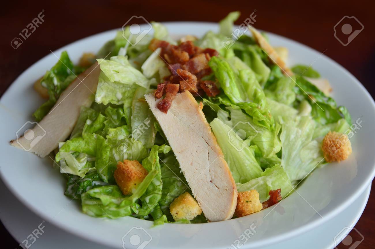白いボウルに鶏肉とパンのクルトンのシーザー サラダ の写真素材 画像素材 Image