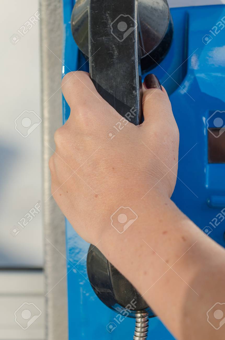 女性ですか 電話の受話器を持っている S 手 の写真素材 画像素材 Image 女性ですか 電話の受話器を持っている S 手 の写真素材 画像素材 Image