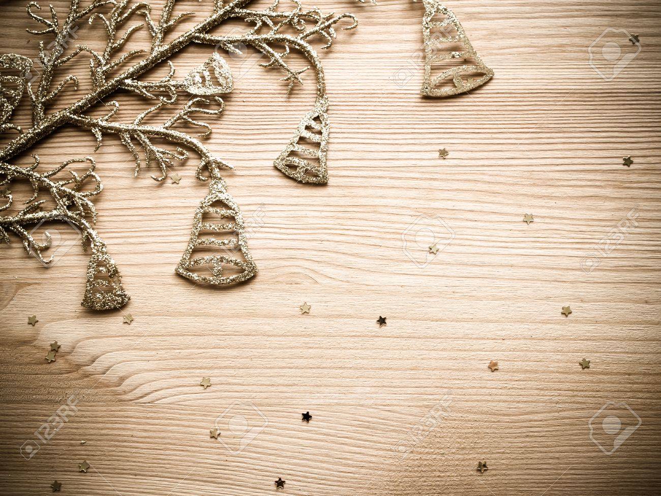 金の鈴と木のテクスチャ背景の星 の写真素材 画像素材 Image