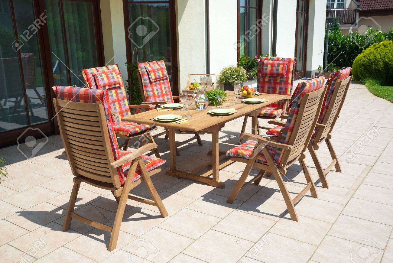 Luxus Gartenmobel Auf Der Terrasse Lizenzfreie Fotos Bilder Und Stock Fotografie Image 24478129