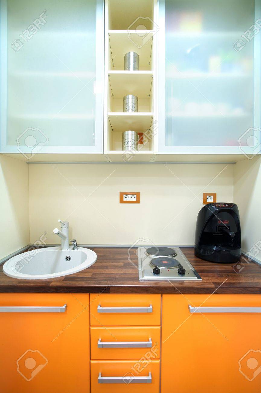 Interieur D Une Petite Cuisine D Orange Et La Combinaison De Couleurs Blanche Avec Des Meubles Simples Banque D Images Et Photos Libres De Droits Image 8733217