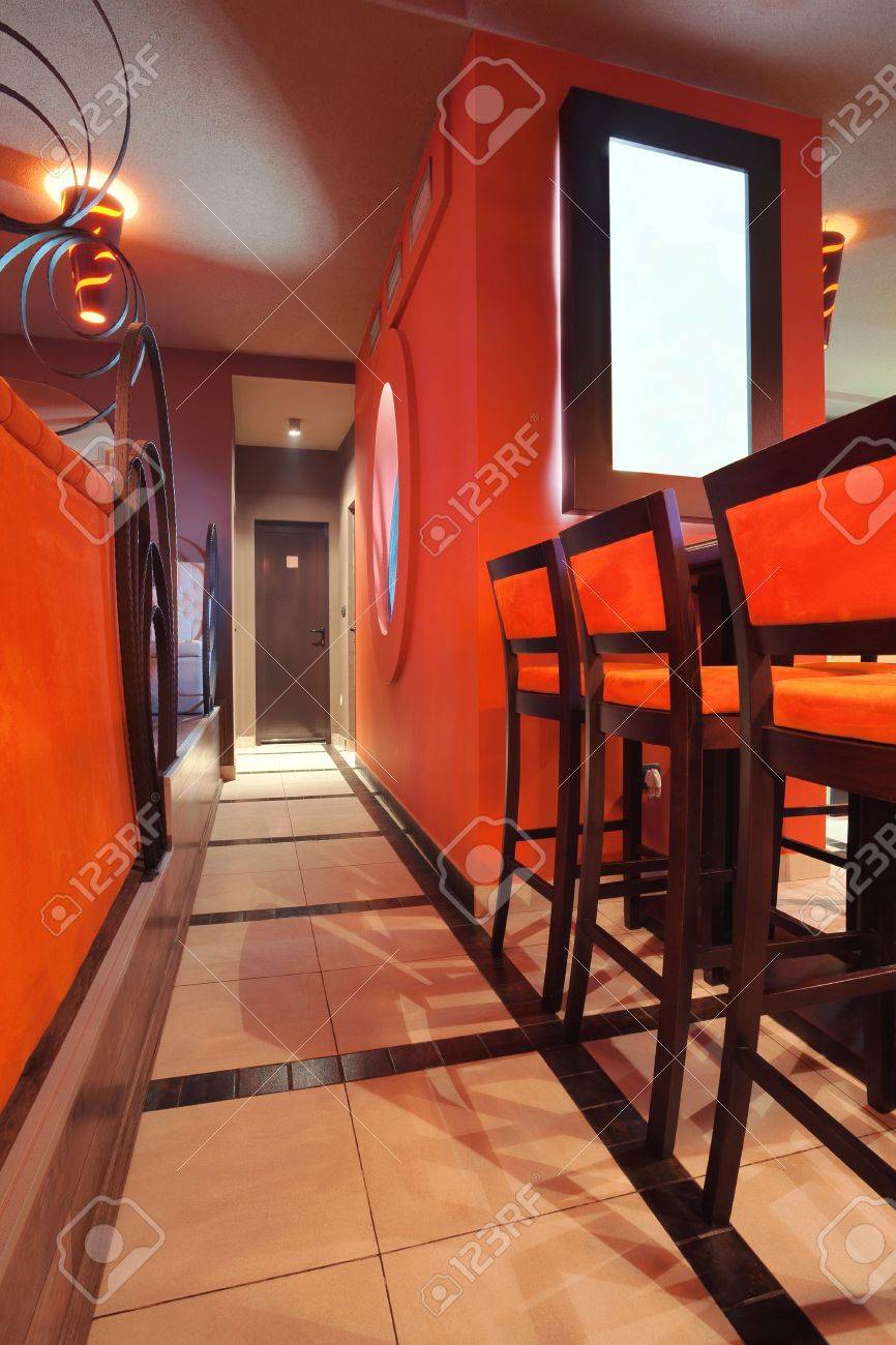 intérieur d'un restaurant, un design moderne dans peu de couleurs intérieur d'un restaurant, un design moderne dans peu de couleurs