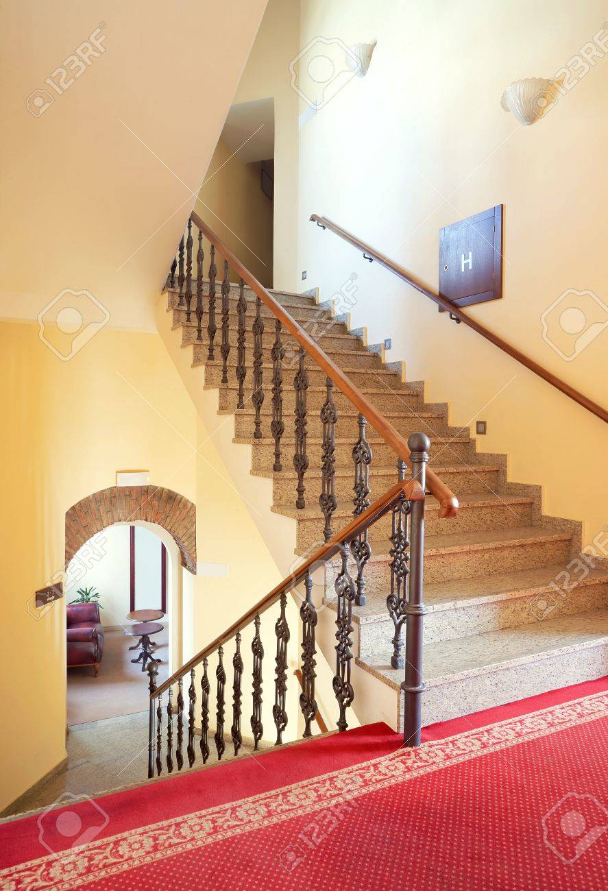 ホテルのホール 階段としてのインテリア の写真素材 画像素材 Image