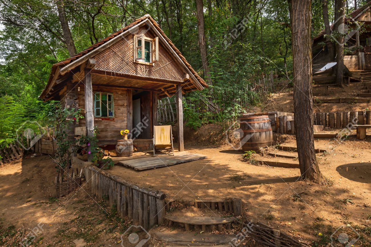 Holzhaus Im Wald Hausgemachte Aus Naturlichen Materialien Lizenzfreie Fotos Bilder Und Stock Fotografie Image 22020390