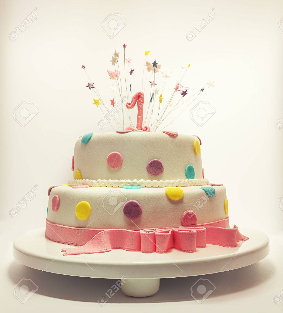 Gateau Pour Le Premier Anniversaire Numero Un Fait De Sucre Sur Le Dessus Avec Des Etoiles Autour D Elle Banque D Images Et Photos Libres De Droits Image