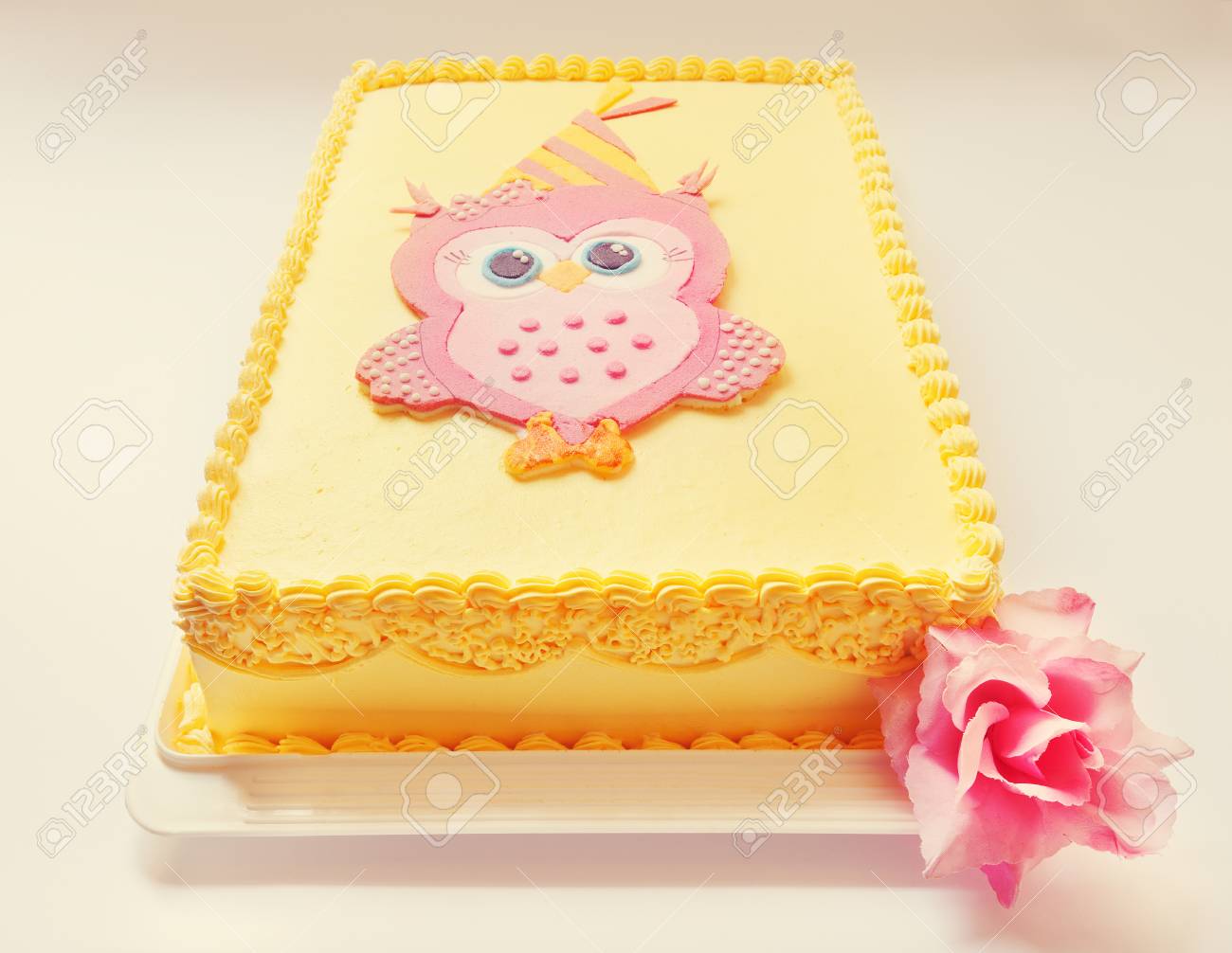 上に砂糖のピンクのフクロウと黄色の誕生日ケーキ の写真素材 画像素材 Image