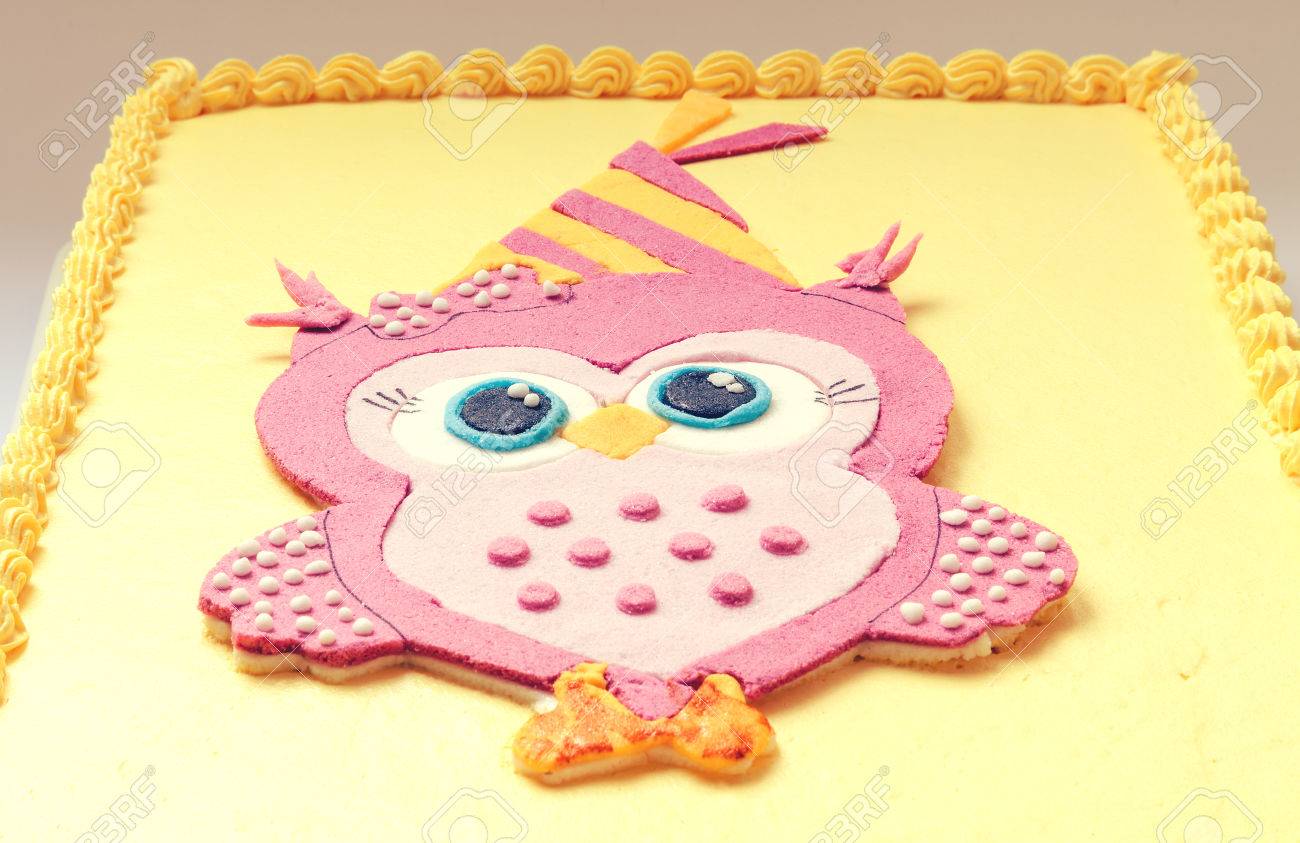 Gateau D Anniversaire Jaune Avec Hibou Rose De Sucre Sur Le Dessus Banque D Images Et Photos Libres De Droits Image