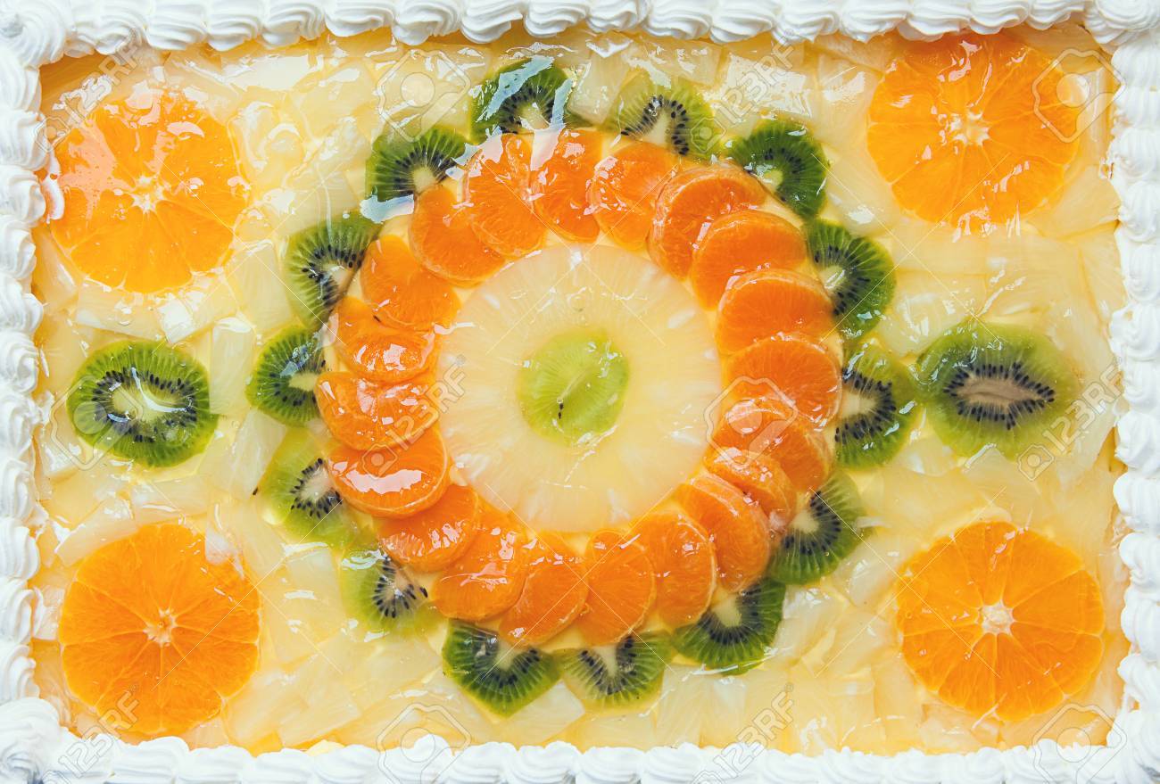 Le Gateau Fruite Decore Avec Des Fruits En Mosaique Sur Le Dessus De L Orange Et De Kiwi Banque D Images Et Photos Libres De Droits Image