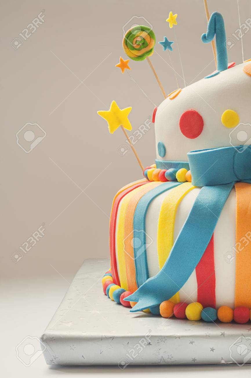 Gateau D Anniversaire Drole Avec Le Numero Un Sur Le Dessus Decoration Coloree Douce Banque D Images Et Photos Libres De Droits Image
