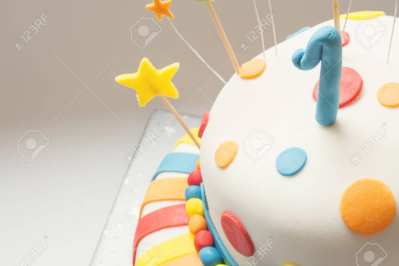 Gateau D Anniversaire Drole Avec Le Numero Un Sur Le Dessus Decoration Coloree Douce Banque D Images Et Photos Libres De Droits Image