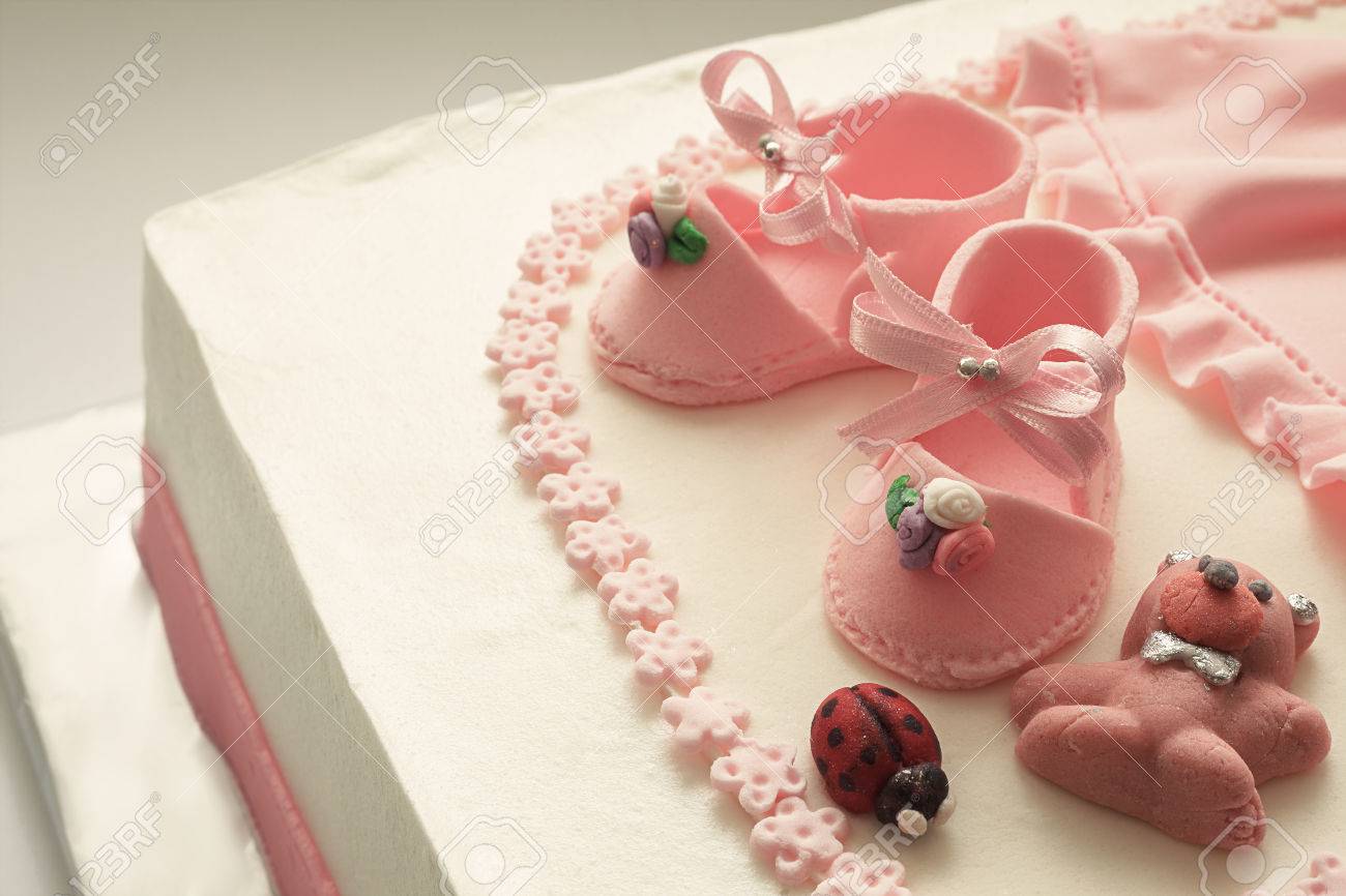 Details D Une Decoration De Gateau D Anniversaire Pour Fille Petit Bebe Chaussures Et Robe Faite De Sucre En Rose Banque D Images Et Photos Libres De Droits Image